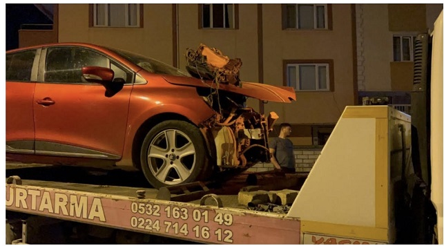 Bursa’nın İnegöl ilçesi Süleymaniye Mahallesi’nde meydana gelen kazada 2 otomobil kafa kafaya çarpıştı, kazada 4 kişi yaralandı.