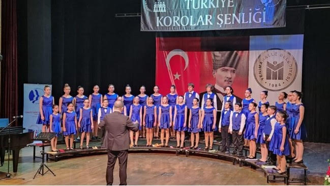 25. Türkiye Korolar Şenliği’nde Cumhuriyet’in 100. yılı nedeniyle “Cumhuriyet” ve “Atatürk” konulu marşlarla şarkılar seslendirildi.