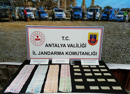  Antalya Valiliği İl Jandarma Komutanlığı ekiplerinin uyuşturucu madde imalatı ve ticaretine yönelik sürdürdüğü başarılı çalışmalar devam ediyor. 