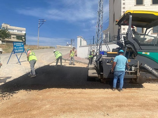     Şahinbey Belediyesi Fen İşleri Müdürlüğü ekipleri, vatandaşların konforlu yol kullanımı için bugüne kadar 2.036.491 ton asfalt dökümü gerçekleştirdi.