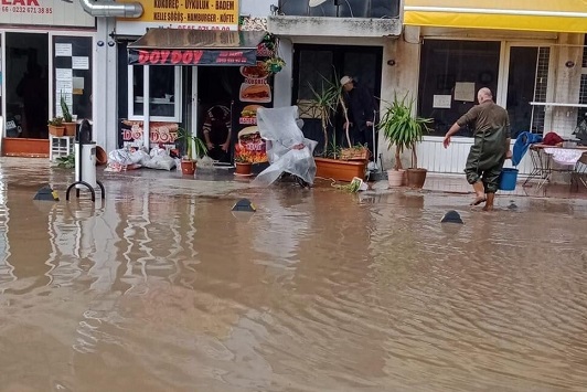  İzmir’de sağanak yağışın etkisiyle birçok noktada su taşkınları meydana geldi.