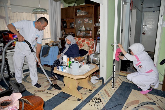 Samsun Büyükşehir Belediyesi, kurduğu özel ekiple 65 ve üzeri yaşlı, engelli, hasta, kimsesiz vatandaşların tüm ihtiyaçlarını gidermek için çalışıyor. 