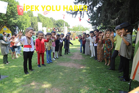     Antalya Büyükşehir Belediyesi ve Antalya Düşünce Platformu işbirliği ile düzenlenen Yeşilçam Festivali Antalyalılara nostaljik bir gün yaşattı. 