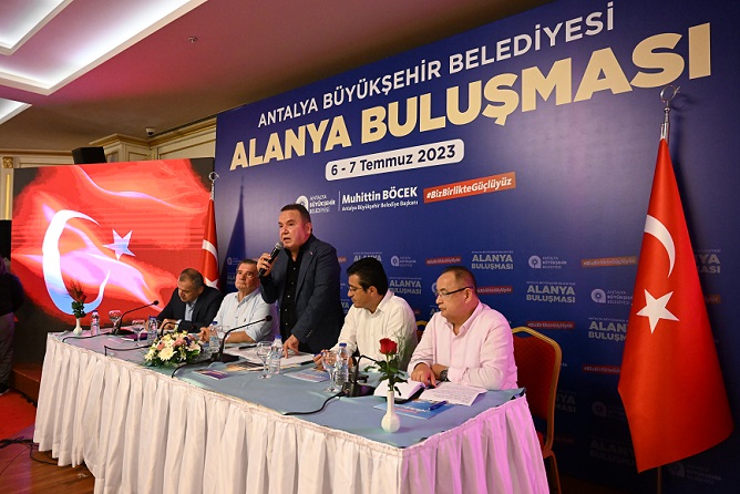     Alanya’yı ziyaret eden Antalya Büyükşehir Belediye Başkanı Muhittin Böcek, muhtarların sorun ve taleplerini dinledi. 