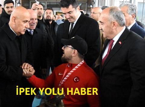 Tarım ve Orman Bakanı Vahit Kirişci, Erzurum’da havalimanında sohbet ettiği 