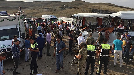  Ağrı’da freni patlayan yolcu otobüsü 2 kamyona çarptı! 8 ölü, 17 yaralı