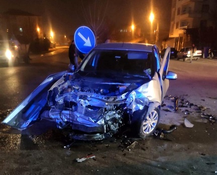  Malatya’da iki otomobilin karıştığı trafik kazasında 1’i ağır 3 kişi yaralandı.