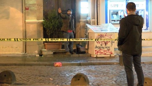 İstanbul Beyoğlu’ndaki Galata Kulesi yakınında akşam saatlerinde hareketli anlar yaşandı
