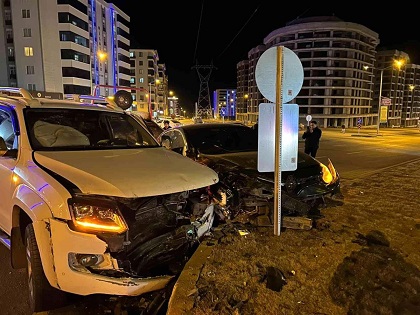 Erzurum’da iki aracın karıştığı kazada araçlar kullanılamaz hale geldi. Şoförler ise kazayı şans eseri küçük sıyrıklarla atlattı.