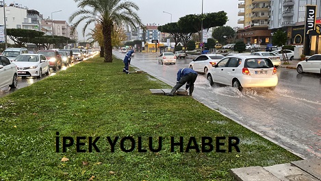 Antalya Büyükşehir Belediyesi ekipleri, iki gündür Antalya’da etkili olan şiddetli yağış ve fırtınaya karşı teyakkuzunu sürdürüyor