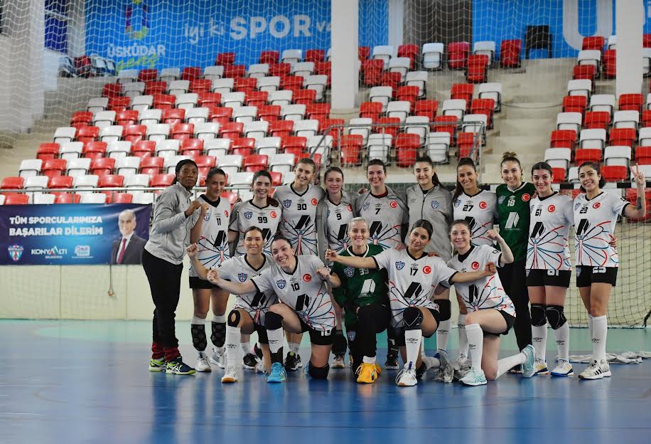 Konyaaltı Belediye SK, Hentbol Kadınlar Süper Ligi 10’uncu hafta mücadelesinde deplasmanda Üsküdar Belediyesi’ni farklı mağlup ederek zirve takibini sürdürdü