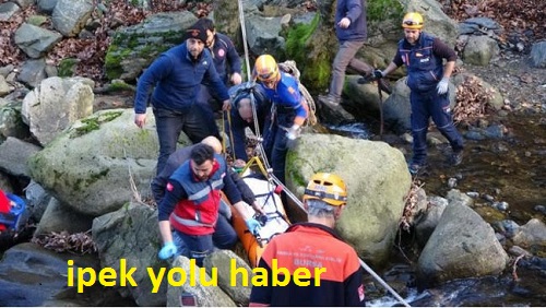 Odun toplarken ayağı kayarak uçurum düşen vatandaşı kurtarma ekipleri kurtardı.