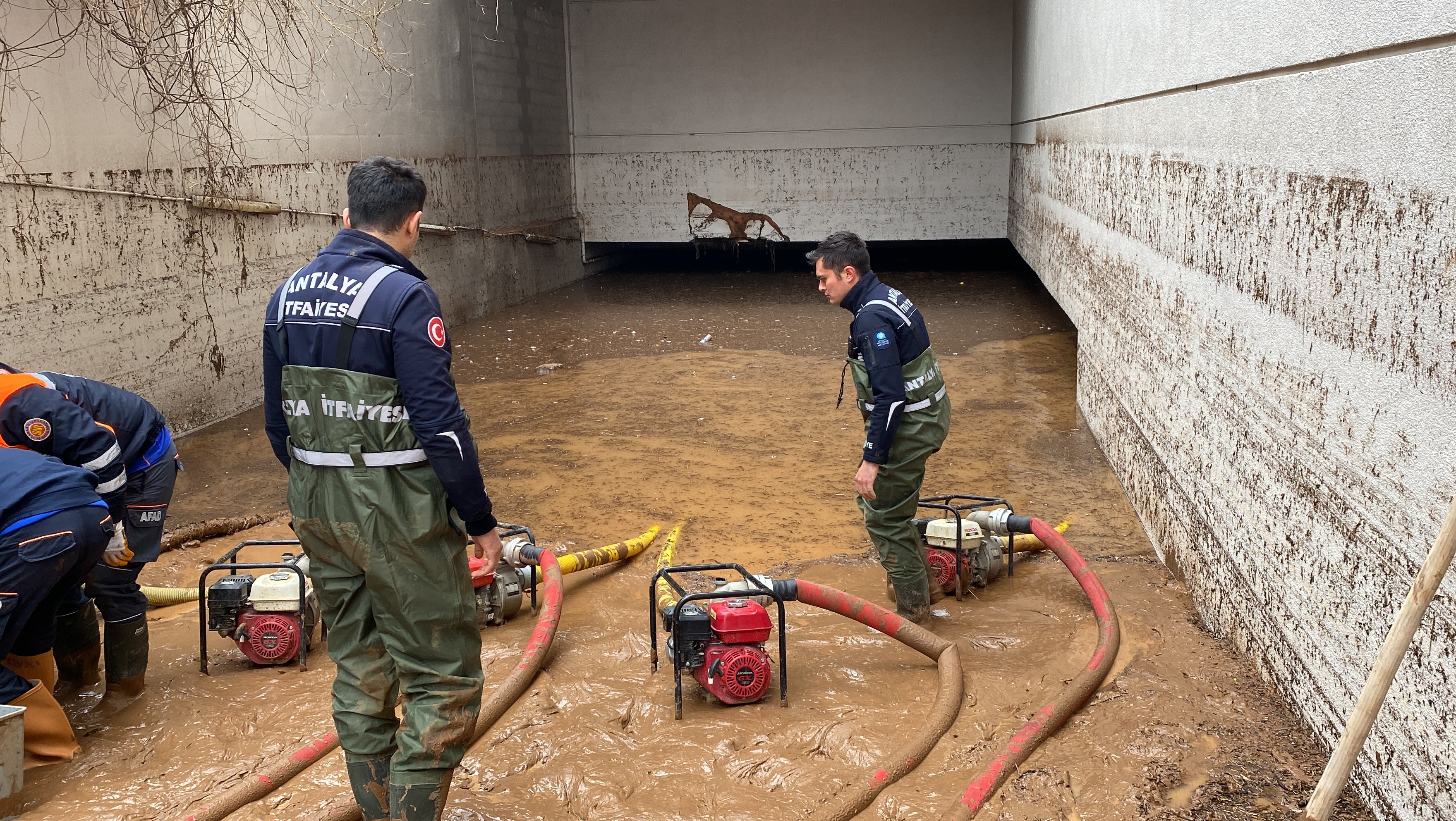    Antalya Büyükşehir Belediyesi İtfaiyesi Şanlıurfa’da     Su tahliye çalışmalarına motopomplarla destek veriliyor   