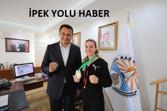 Muaythai dünya şampiyonu Zehra Doğan, Kaş Belediye Başkanı Ulutaş’ı ziyaret etti