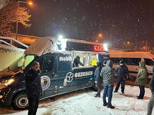 Kartal Belediyesi’nden Vatandaşlara Sıcak Çorba İkramı