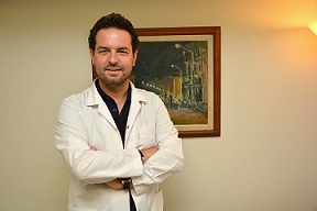 Op. Dr. Sedat Selim, “İlaç tedavisi ile yalnızca kızarıklık miktarı azalıyor. Asıl tedavi cerrahi müdahale ile oluyor.
