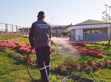 YALOVA BELEDİYESİ’NDEN PARK VE BAHÇELERE SONBAHAR BAKIMI