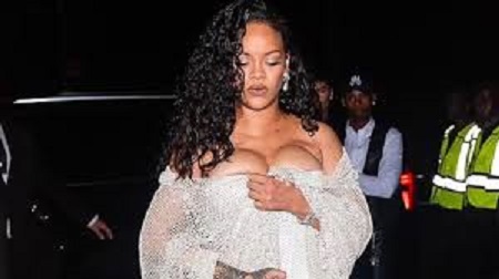 New York Moda Haftası kapsamında düzenlenen Alaïa İlkbahar 2025 defilesinde Rihanna, adeta geceye damgasını vurdu.