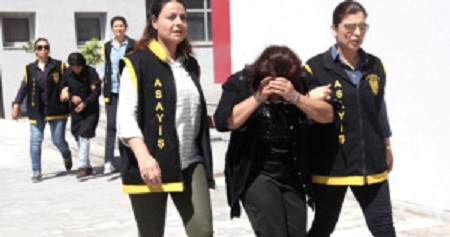 Adana da Suç Makinesi Kadını Saç Tokası Ele Verdi, Biri Hamile İki Hırsız Yakalandı
