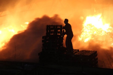 Gebze ilçesinde bulunan palet fabrikasının depolama alanında çıkan yangın tamamen söndürüldü.