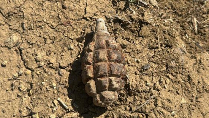 Ankara’nın Polatlı ilçesinde bir soğan tarlasında çalışan çiftçi, 100 yılı aşkın süredir toprak altında kalan bir el bombası buldu. 