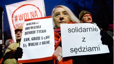 Polonya’da binlerce kişi, sindirilmeye çalıştıklarını söyleyen yargıçlarla dayanışmak için sokaklara çıktı.