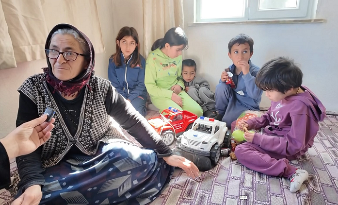 Çamharman Köyü’ndeki ailenin yüzü güldü  Çocuklara sıcak dokunuş