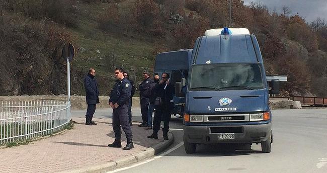 Yunanistan'ın İskeçe kentinde bir grup göçmenle yakalanan 2 Türk vatandaşı, çıkarıldığı mahkemece tutuklandı.