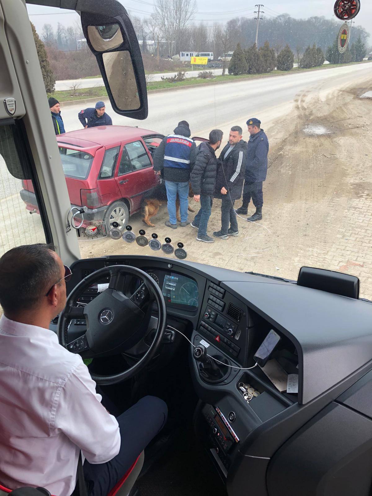 Jandarma yol uygulamasında durdurulan araçta yasaklı maddi bulundu şahıslar tutuklandı