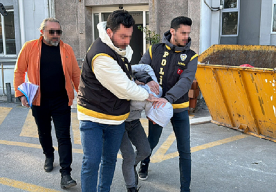 İzmir’de bir taksici soğukta üşümesin  diye aracına aldığı şahıs tarafından     öldürüldü