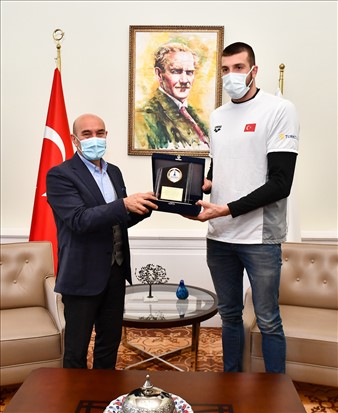 İzmir’e Gurur Yaşatan Milli Yüzücü Sakçı Başkan Soyer’i Ziyaret Etti