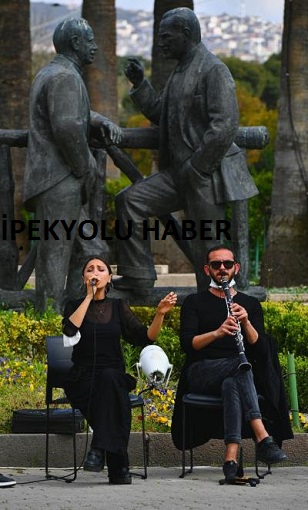 15 Nisan Dünya Sanat Günü Büyükşehir hem İzmir’i sanatla buluşturdu hem sanatçılara destek oldu