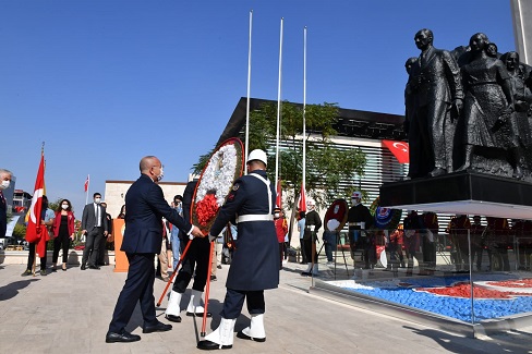 Denizli Valisi Ali Fuat Atik Cumhuriyet Bayramı Etkinlikleri Kapsamında Atatürk Anıtı’na Çelenk Sundu