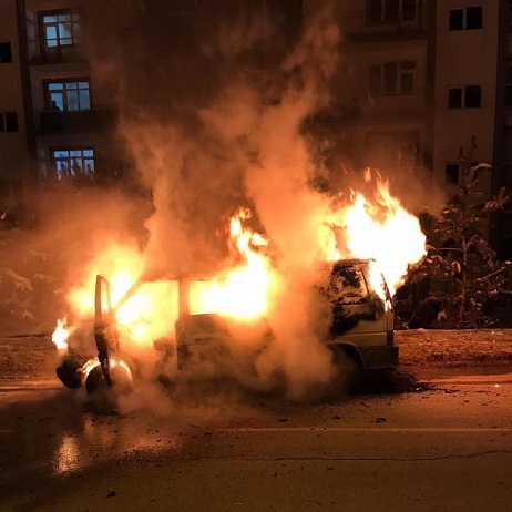 ERZURUM’da, seyir halindeki minibüs, elektrik kontağından çıktığı tahmin edilen yangında alev topuna döndü