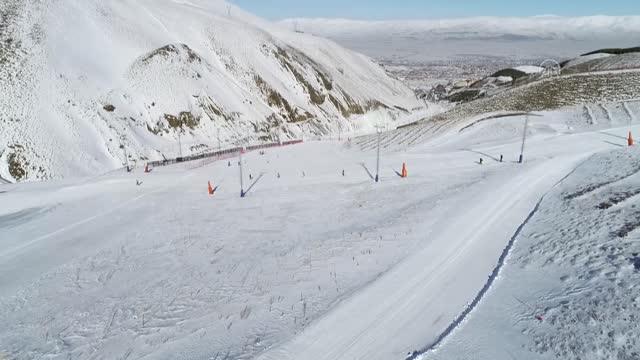 Erzurum’daki Palandöken, yerli ve yabancı kayakseverleri ağırlamaya devam ediyor.