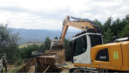 Bursa’da Osmangazi Belediyesi kaçak yapıları yıkıyor