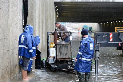 Büyükşehir Belediyesi afetzedelerin yanında  Sel basan evlerde temizlik seferberliği  Başkan Böcek çalışmaları koordine etti