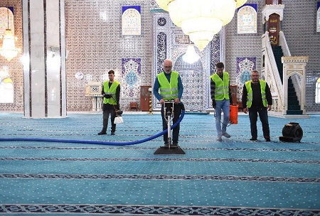 Bursa’nın Osmangazi ilçesindeki camilerde Ramazan hazırlığı başladı