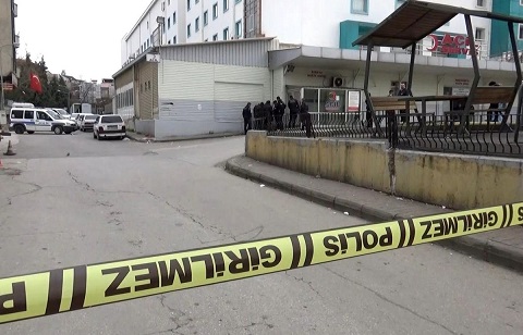 Gaziantep’te Şehitkamil Devlet Hastanesi’nin acil girişine bırakılan şüpheli çanta nedeniyle acil servis boşaltıldı ve geniş güvenlik önlemleri alındı.