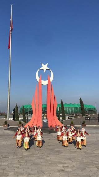 Bursa Lütfi Banuşoğlu İlkokulu Öğretmenleri  Çanakkale Şehitleri için Halk Oyunları     Gösterisi Sergiledi