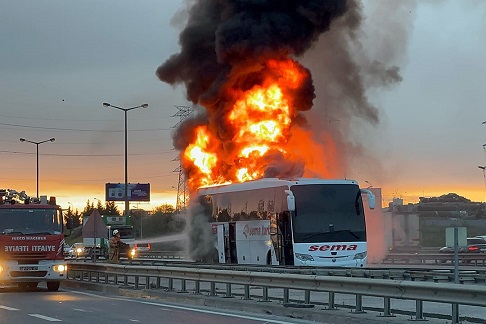 TEM Otoyolu’nda seyir halindeki bir yolcu otobüsü ile Şerifali Mahallesi’nde otogara yanaşmak üzere olan başka bir yolcu otobüsünde yangın çıktı