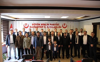 Büyük Birlik Partisi il başkan vekili Akın Çalışıcı ve yöneticiler, AK Parti, CHP ve Yeniden Refah Partisi yöneticilerini ağırladı.