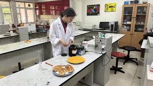 Zonguldakta ortaokul öğrencisi Ayşe  Eslem Yangın, bitki özlerinden doğal  katkı maddesi üretti