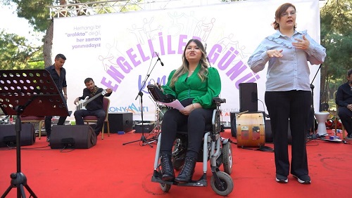 Konyaaltı’nda engelli vatandaşlar konserle eğlendi