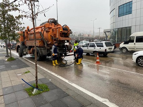 GAZİANTEP BÜYÜKŞEHİR EKİPLERİ YOĞUN YAĞIŞIN OLUŞTURDUĞU OLUMSUZLUKLARIN TAMAMINI GİDERDİ