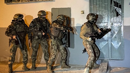 Mersin ve Gaziantep’te düzenlenen operasyonda, terör örgütü DEAŞ’a fon sağladıkları öne sürülen 9 şüpheli gözaltına alındı.
