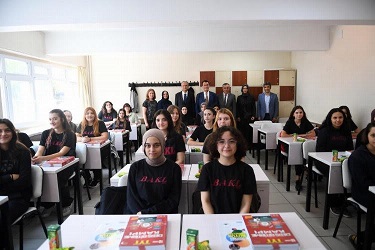 Bursa, Osmangazi Belediye Başkanı Mustafa Dündar, okullara destek vererek eğitimin kalitesini artırmak istiyor