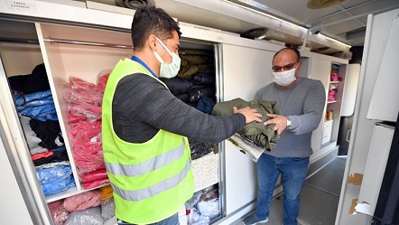 İzmir Büyükşehir Belediyesi’nin giysi desteği köylere ulaşıyor     Giyim Otobüsü İzmir yollarında