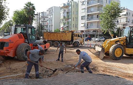 Büyükşehir yolları yenilemeye devam ediyor     Turgut Reis Caddesi’ne sıcak asfalt çalışması   
