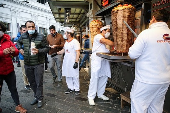 İSTANBUL İSTİKLAL CADDESİ’NDE  İNSAN SELİ